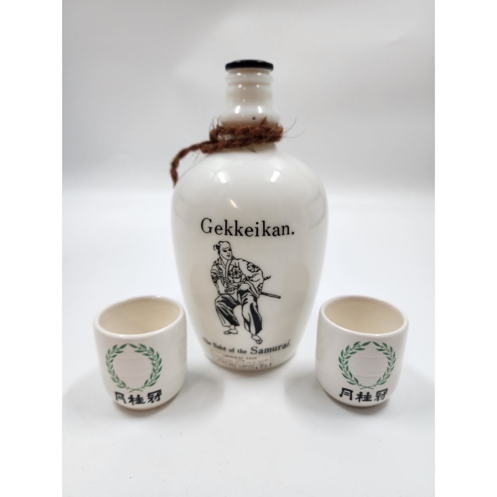 Gekkeikan Japanese Sake Set Ceramic Samurai Decanter Bottle 720ml and 2 Cups